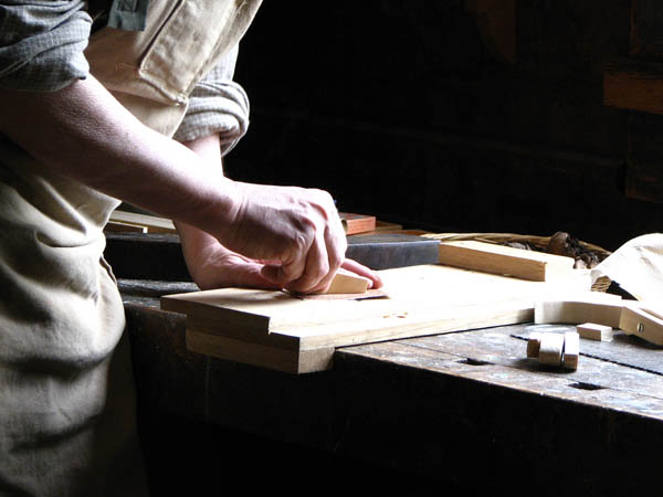 Ofrecemos un servicio de <strong>carpintería  de madera y ebanistería en Arce/Artzi</strong> adaptado a las necesidades del <strong>cliente</strong>.